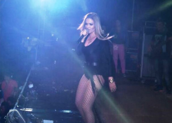 Araci – Bom relacionamento com o público e presença de palco marcou show de Eline Martins no São Pedro de Tapuio   