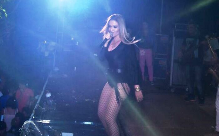Araci – Bom relacionamento com o público e presença de palco marcou show de Eline Martins no São Pedro de Tapuio   