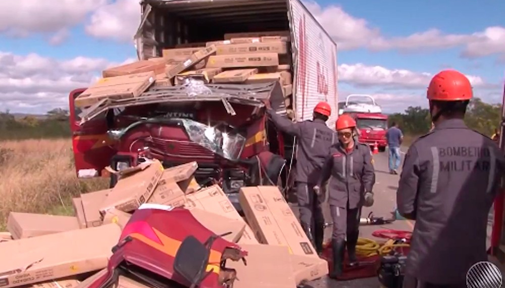 Motorista fica preso às ferragens e morre após engavetamento com quatro veículos na Bahia