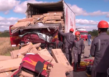 Motorista fica preso às ferragens e morre após engavetamento com quatro veículos na Bahia