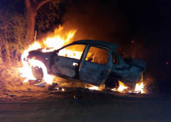 Carro de ex-vereador de Quixabeira pega fogo após bater em árvore