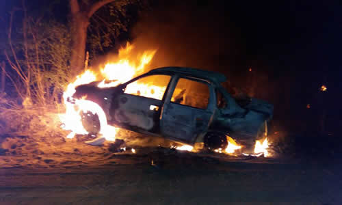 Carro de ex-vereador de Quixabeira pega fogo após bater em árvore