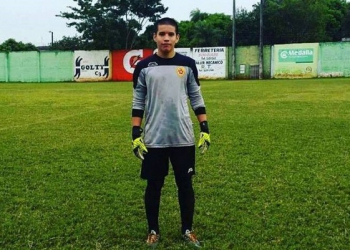 Goleiro de 17 anos morre após tentar defesa e levar bolada no estômago