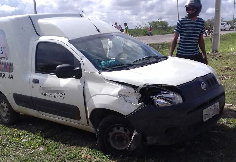 Coité – Motociclista fica ferido após veículo ser atingido por pick-up na BA 409