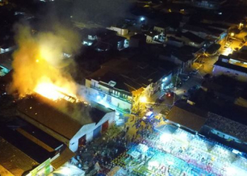 Madereira pega fogo em plena praça de eventos onde acontece o São João antecipado de Nova Fátima – Veja o vídeo