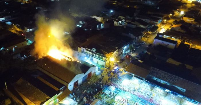 Madereira pega fogo em plena praça de eventos onde acontece o São João antecipado de Nova Fátima – Veja o vídeo