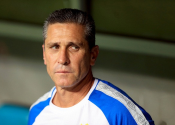 Jorginho fala sobre erros de arbitragem, mas reconhece que time não foi bem
