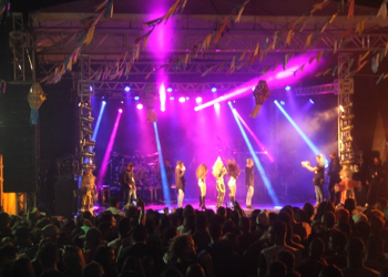 Mãe é detida por deixar crianças trancadas no carro para participar de festa em Barrocas