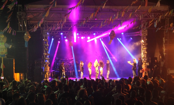 Mãe é detida por deixar crianças trancadas no carro para participar de festa em Barrocas