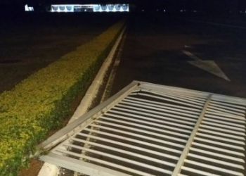 Jovem invade o Alvorada e tem o carro alvejado por tiros