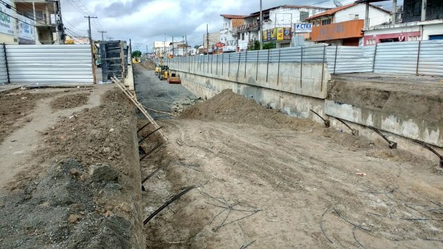 Oito homens armados assaltam operários no canteiro de obras