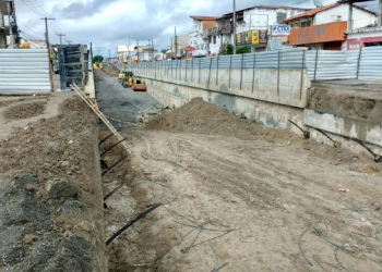 Oito homens armados assaltam operários no canteiro de obras