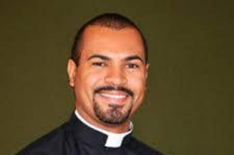 Padre é condenado a 15 anos de prisão por abusar de jovem deficiente mental dentro de sauna