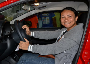 Moradora de Santaluz ganha carro 0KM do sorteio da Flaviano Moveis