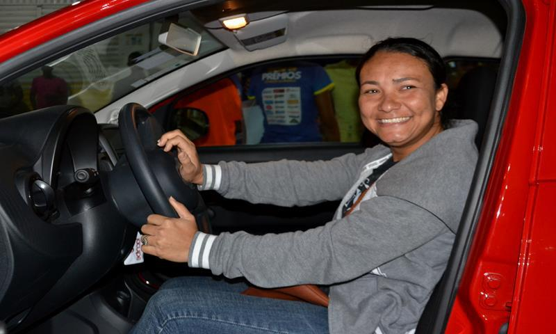 Moradora de Santaluz ganha carro 0KM do sorteio da Flaviano Moveis