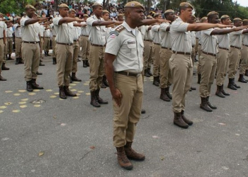 Juros do rotativo do cartão de crédito caem para 363% ao ano
