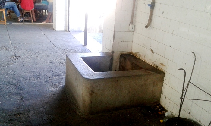 Coité – Homem cai dentro de poço do mercado municipal e é resgatado com vida por populares (Veja o vídeo)