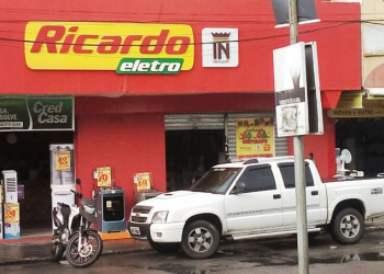 Loja da Ricardo Eletro em Coité é assaltada por três indivíduos