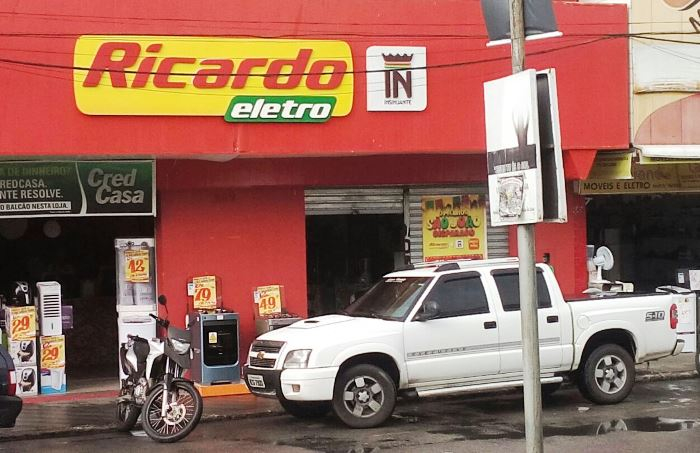 Loja da Ricardo Eletro em Coité é assaltada por três indivíduos