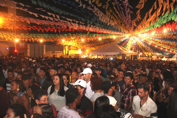 São João de Capela do Alto Alegre recebe Solange Almeida vestida de noiva e repertório bem diferente