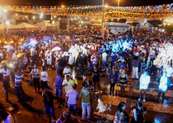 Mesmo debaixo de chuva, milhares de pessoas participam do São João antecipado de São Domingos