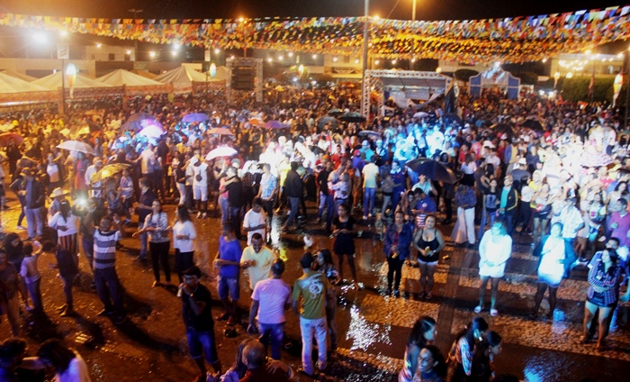 Mesmo debaixo de chuva, milhares de pessoas participam do São João antecipado de São Domingos