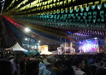 Forrozeiro Adelmário Coelho abre o São João de Laje. Festa  vai até o dia 24 confira toda programação