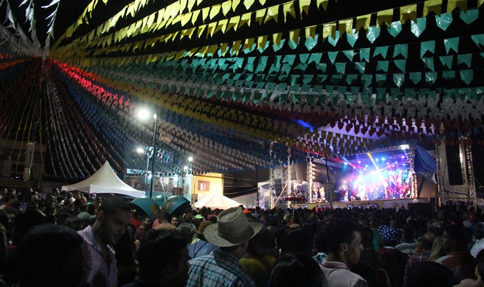 Forrozeiro Adelmário Coelho abre o São João de Laje. Festa  vai até o dia 24 confira toda programação
