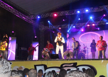 Forrozeiro Adelmário Coelho abre o São João de Laje. Festa  vai até o dia 24 confira toda programação