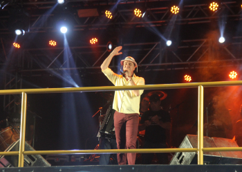 Música e Poesia de Flávio Leandro marcou o primeiro dia do Arraiá do Cabral em São José do Jacuípe