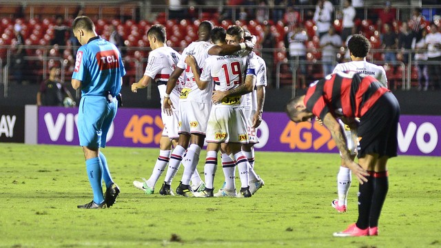Vitória luta muito, mas não consegue evitar a quarta derrota em jogo contra o São Paulo