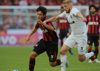 Vitória sai na frente contra do Atlético-PR mas sofre virada com goleada