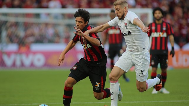 Vitória sai na frente contra do Atlético-PR mas sofre virada com goleada