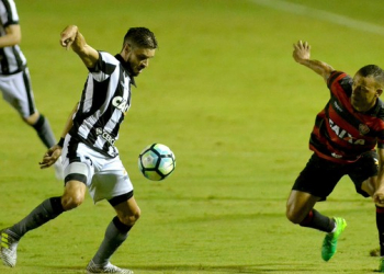 Contra o Botafogo Vitória sofre dois gols no primeiro tempo e consegue o empate no segundo