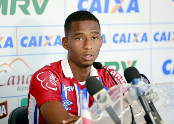 Titular contra o Fla, Matheus Sales mira sequência e triunfo no clássico com o Vitória