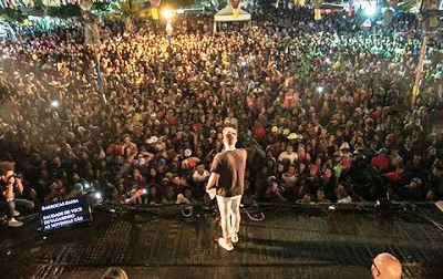 Zé Felipe principal atração do São João de Barrocas emociona público em show