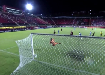 Vitória sofre mais uma derrota no Barradão e já tem a defesa mais vazada do Brasileirão