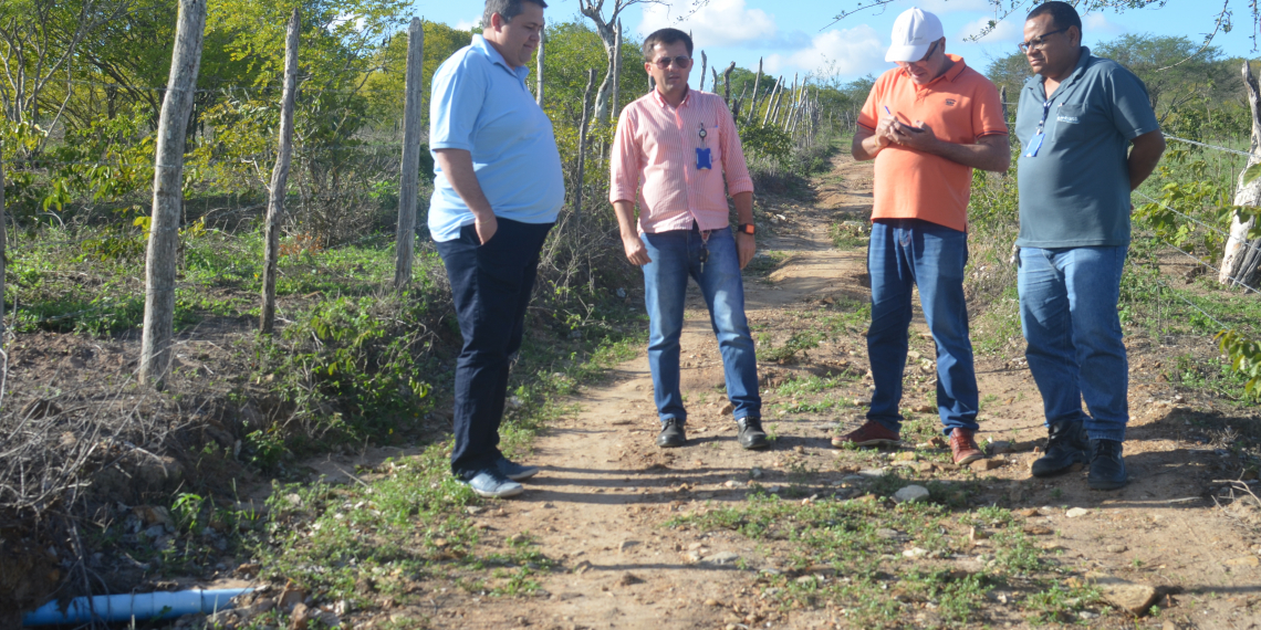 Coité – Deputado Alex da Piatã visita a obra da nova adutora de Aroeira e anuncia extensão de rede para beneficiar outras comunidades