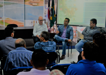 Quarenta pessoas, entre lideres comunitários e políticos, vão a CERB para saber a verdade sobre a paralisação do Projeto Araci Norte