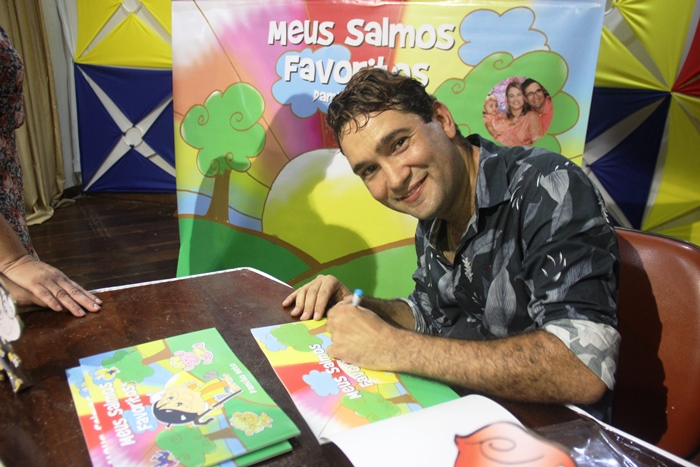Coité – Muita emoção marcou o lançamento do livro “Meus Salmos Favoritos” do escritor e ilustrador Damião Neto