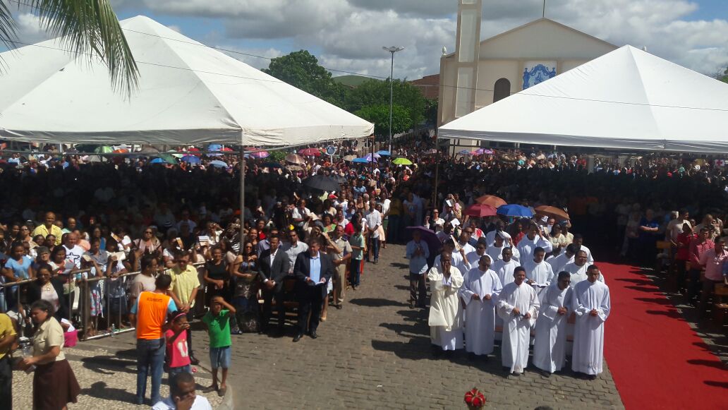 Padre natural de Araci é ordenado bispo em grande cerimonia religiosa