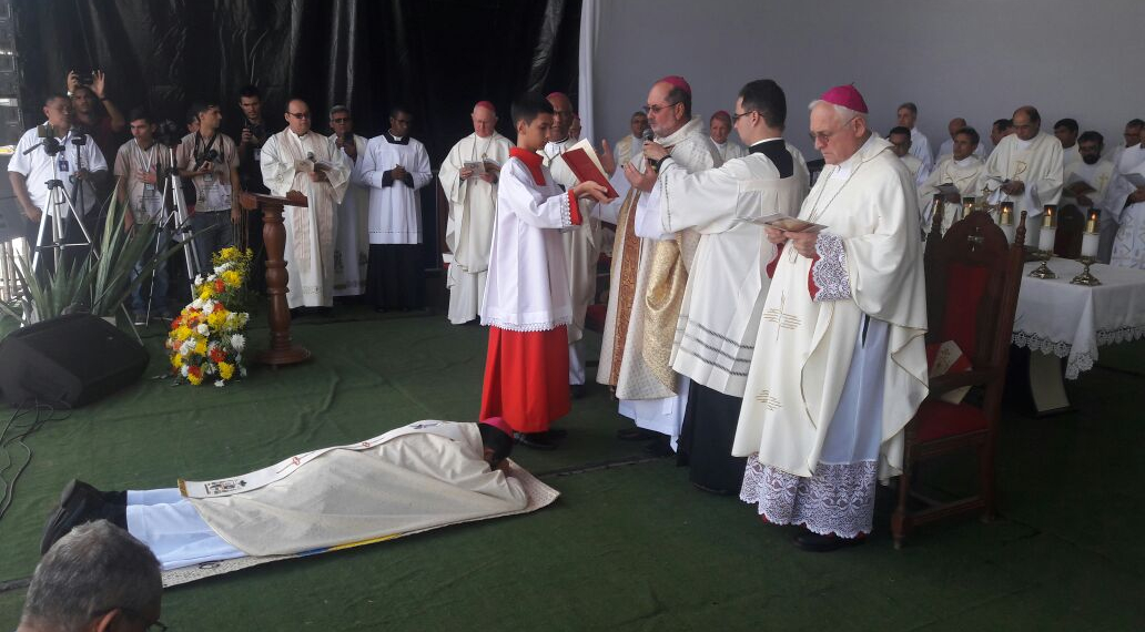 Padre natural de Araci é ordenado bispo em grande cerimonia religiosa