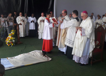 Padre natural de Araci é ordenado bispo em grande cerimonia religiosa