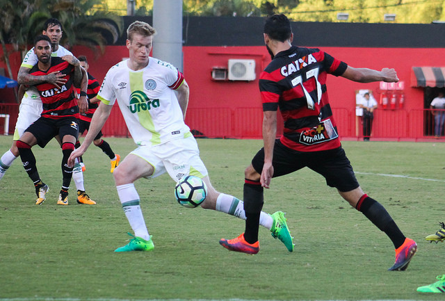 Vitória frustra torcedor mais uma vez e perde em casa para a Chapecoense
