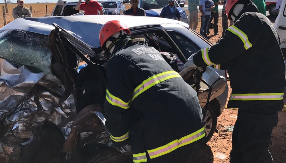Batida frontal entre carros deixa três mortos e um ferido na BR-020