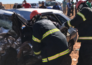 Batida frontal entre carros deixa três mortos e um ferido na BR-020