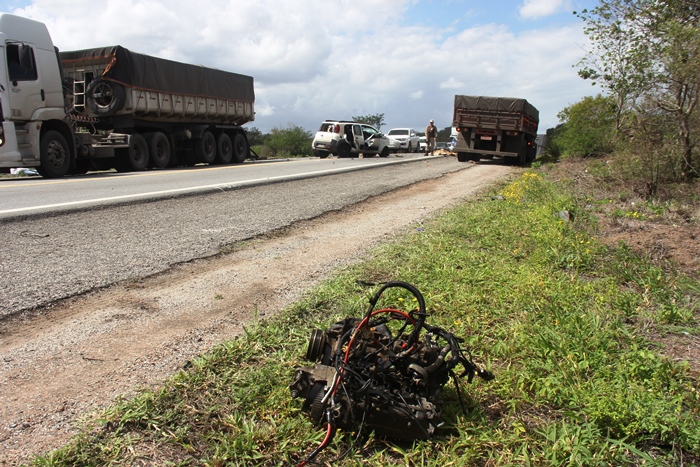 Colisão na BR 324 próximo a Tanquinho deixa seis mortos e quatro feridos (atualizada às 16h54) Veja o vídeo