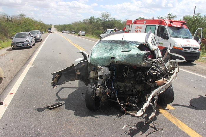 Colisão na BR 324 próximo a Tanquinho deixa seis mortos e quatro feridos (atualizada às 16h54) Veja o vídeo