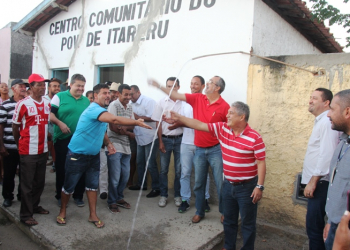 Valente – Ex-prefeito Ismael Ferreira lidera comitiva e inaugura sistema de abastecimento d’água em Itarerú com a presença de dois deputados