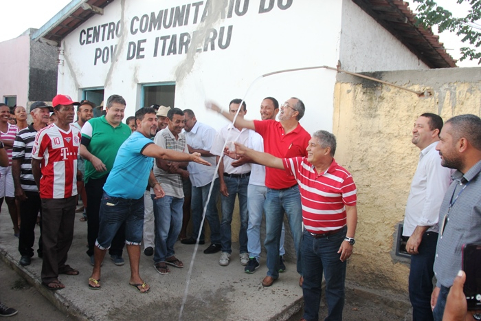 Valente – Ex-prefeito Ismael Ferreira lidera comitiva e inaugura sistema de abastecimento d’água em Itarerú com a presença de dois deputados